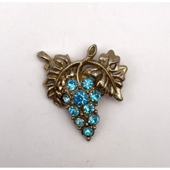 The Unbranded Brand Jewelry - Vintage Grape Brooch Blue Cluster Figural Pin